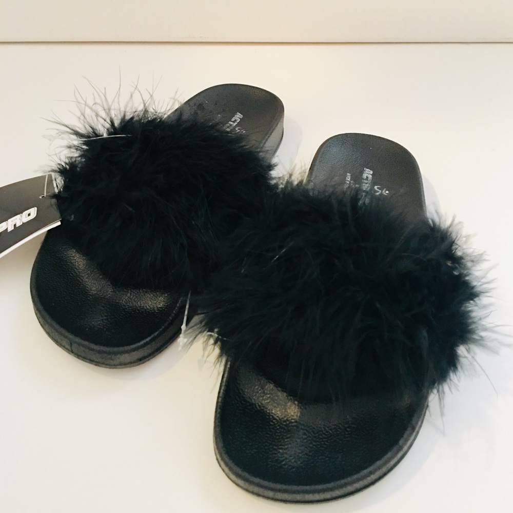 NWT Fuzzy Slide Sandals Women’s
